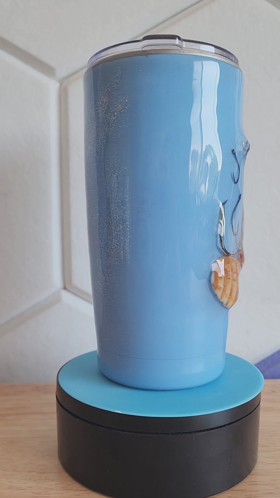 Video thumbnail – Blue Water Hook & Tumble™ 20oz coastal tumbler rotating view
