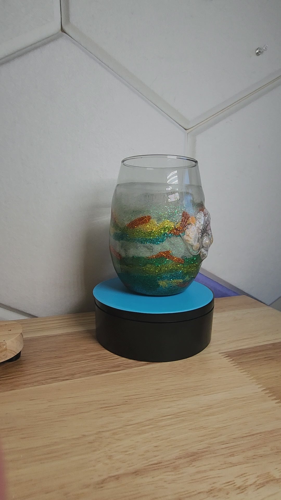 Evergreen Coast Stemless Wine Glass – Smoke-Tinted Resin with Shell Details (18oz+)